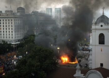 Buenos Airesin Plaza de Mayo -aukiolla poltettiin joulukuun 20. päivänä joulukuusi mielenosoituksessa, jossa muisteltiin tasan kymmenen vuotta aikaisemmin surmansa saaneita protestoijia.