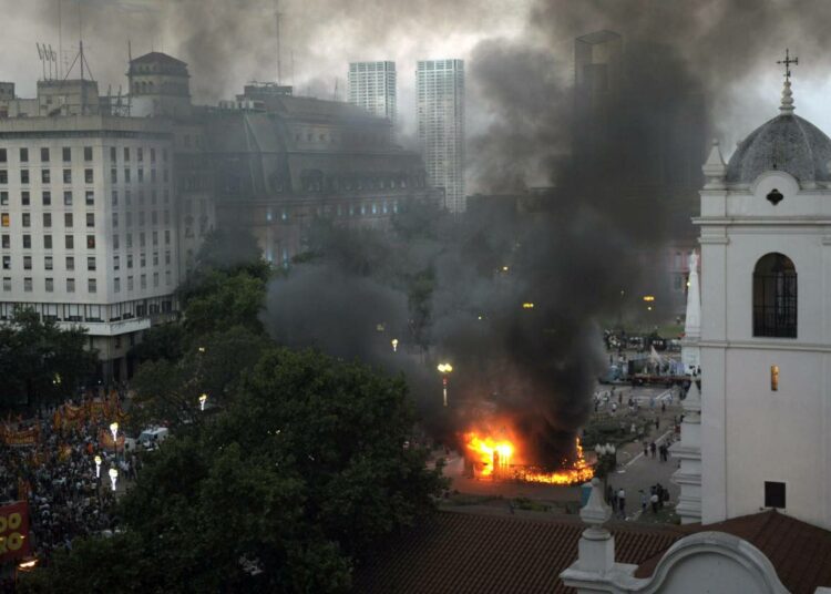Buenos Airesin Plaza de Mayo -aukiolla poltettiin joulukuun 20. päivänä joulukuusi mielenosoituksessa, jossa muisteltiin tasan kymmenen vuotta aikaisemmin surmansa saaneita protestoijia.