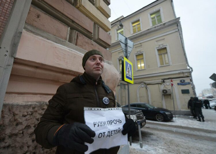 Ottolapsia koskevan lain käsittely aiheutti mielenilmauksia Venäjän duuman edustalla.