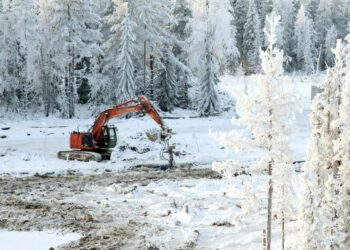 Kaivuri poisti saastunutta maa-ainesta Ylä-Lumijärveen johtavan Mourunpuron varrella Sotkamossa keskiviikkona.