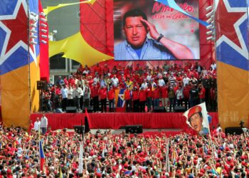 Hugo Chavézin seuraajakseen suosittelema Nicolás Maduro ilmoittamassa presidenttiehdokkuudestaan 11.3. Caracasissa.