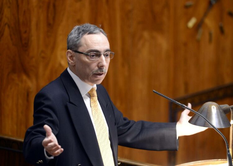 Kokoomuksen Ben Zyskowicz eduskunnan täysistunnossa 19. maaliskuuta.