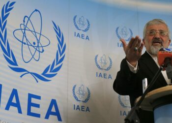 Iranin lähettiläänä Kansainvälisessä atomienergiajärjestössä IAEA:ssa toimiva Ali Asghar Soltanieh puhumassa lehdistötilaisuudessa keskiviikkona Wienissä.