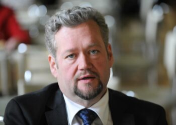 Kansanedustaja Jari Myllykoski vaatii vasemmistopuolueita terästäytymään ja asettamaan kunnon ehdot maltilliselle työmarkkinaratkaisulle.