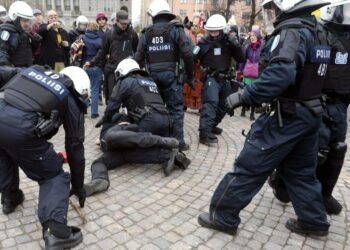 Poliisit ja anarkistit ottivat yhteen torstaina ennen lähtö vappumarssille.