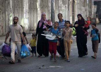 Palestiinalaisperheitä pakeni perjantaiaamuna kodeistaan Gazan kaupungin Shejaiyan kaupunginosasta tulitauon päätyttyä.