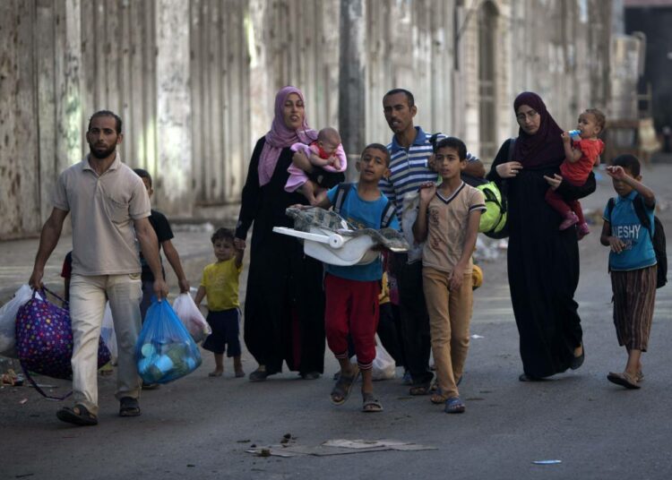 Palestiinalaisperheitä pakeni perjantaiaamuna kodeistaan Gazan kaupungin Shejaiyan kaupunginosasta tulitauon päätyttyä.