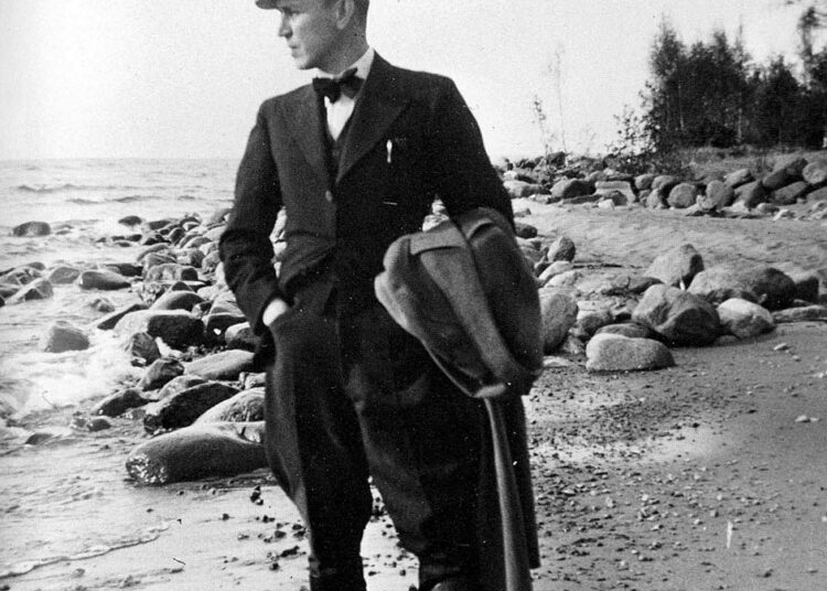 Olavi Paavolainen Terijoen rannoilla lokakuussa 1938, jolloin hän viimeisteli kirjaansa Risti ja Hakaristi. Kuva Panu Rajalan kirjasta Tulisoihtu pimeään.