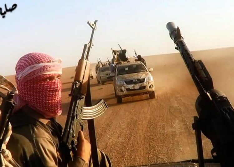 Isisin taistelijoita järjestön propagandavideolta otetussa kuvassa.