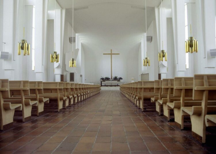 Kirkko opettaa, että avioliiton sakramentit ovat peräisin jostain aikojen alusta. Jukka Korpelan mukaan ne kehittyivät vasta 600–1100-lukujen välillä.