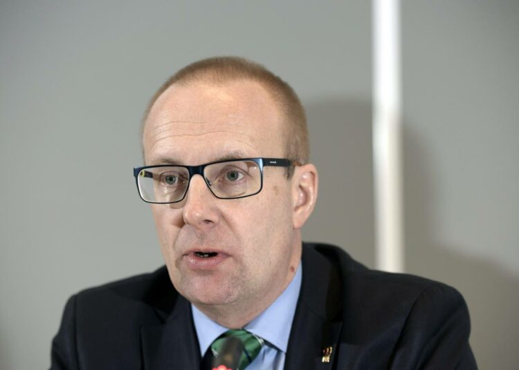 Julkisten ja Hyvinvointialojen liitto JHL:n puheenjohtaja Jarkko Eloranta kummastelee palkanalennuspuheita, sillä palkankorotukset ovat olleet äärimaltilliset.