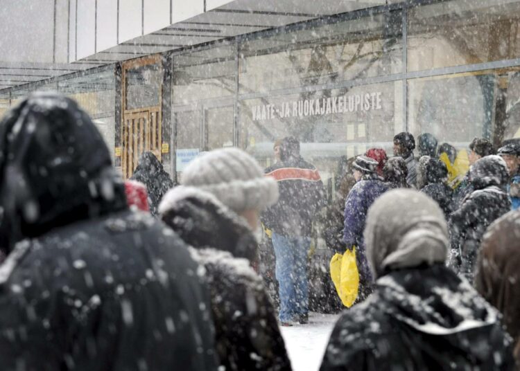 Ruoan ja vaatteiden jakelua Heikki Hurstin vaate- ja ruokajakelupisteessä Helsingin Kalliossa keskiviikkona 12. tammikuuta.