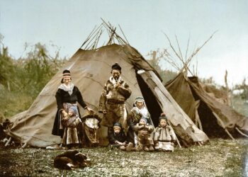 1800-luvulla hallintovirkamiesten mielestä ainoastaan maataloudella on Lapissa tulevaisuutta ja maanviljelystä ajettiin Lappiin pakolla. Kuvassa saamelaisperhe Norjassa vuoden 1900 tienoilla.