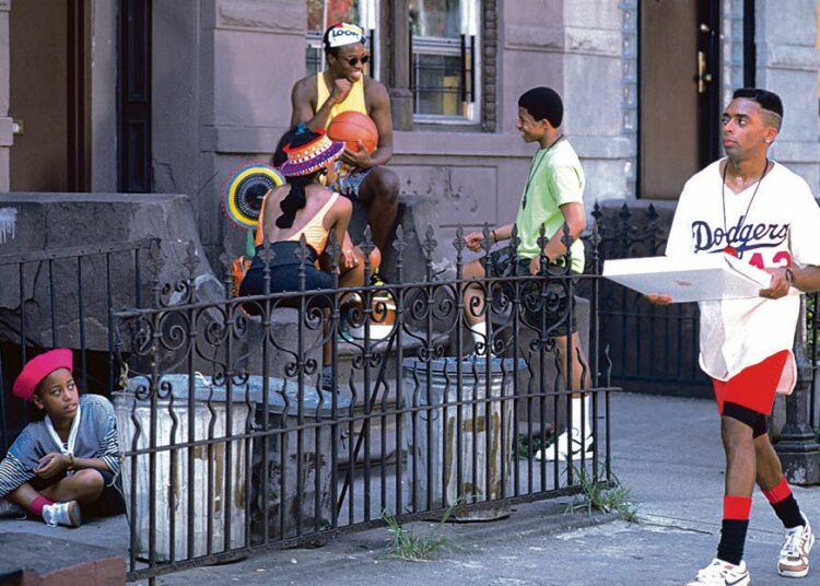 Spike Leen (oik.) läpimurto-ohjauksessa Salin pizzeria Brooklynissa uhkaa joutua rotumellakan keskipisteeksi vuoden kuumimpana päivänä.