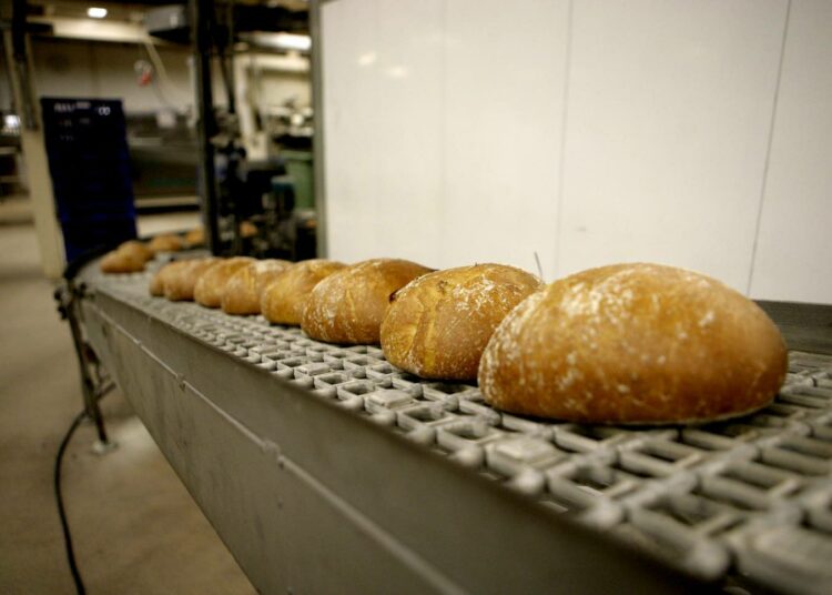Myymälöissä paistetun leivän osuus kulutuksesta kasvaa, Fazer perustelee Vantaan irtisanomisia.