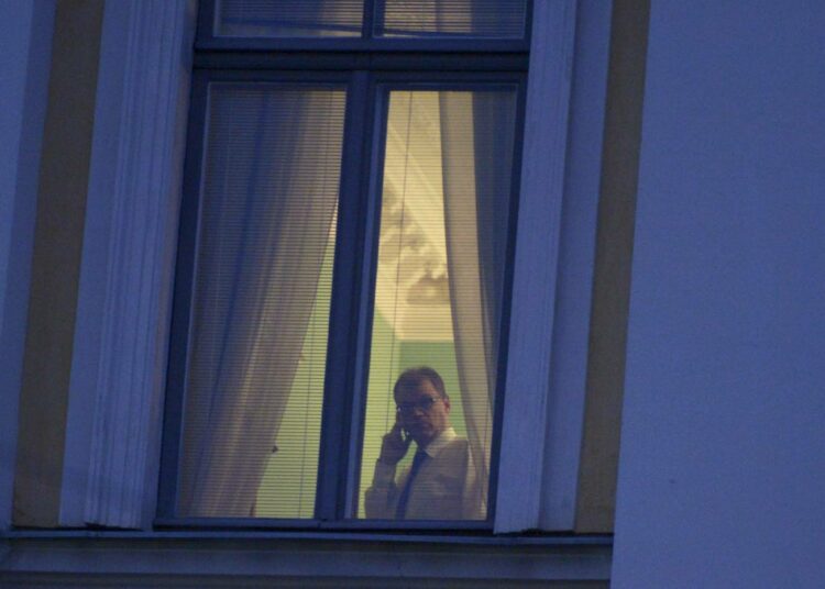 Pääministeri Juha Sipilä viime yönä valtioneuvoston linnassa Helsingissä.