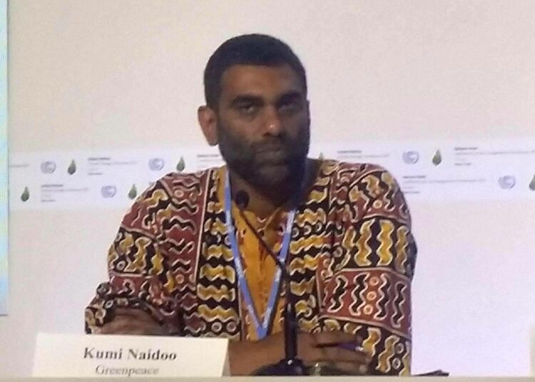 Greenpeacen Kumi Naidoo (kesk.) puhui kansalaisjärjestöjen tiedotustilaisuudessa Pariisissa lauantaina.