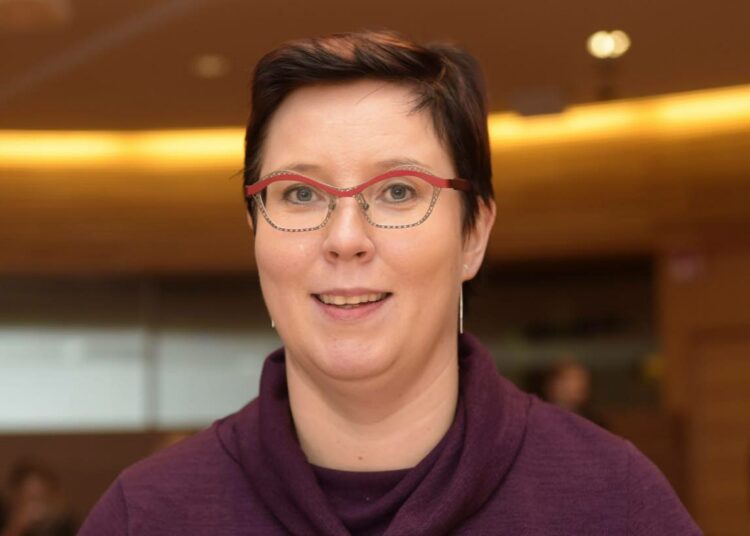 Vasemmistoliiton europarlamentaarikko Merja Kyllönen varoittaa liiallisesta Pariisin ilmastosopimuksen ylistyksestä.
