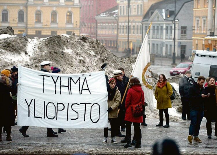 Helsingin yliopiston henkilöstö osoitti mieltä Senaatintorilla 27. tammikuuta. Helsingin yliopisto vähentää henkilöstöä kaikkiaan 980 hengellä vuoden 2017 loppuun mennessä.