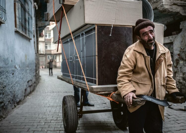 Itkevä mies kuljettaa tavaroitaan pakomatkalla Diyarbakirin vanhasta kaupunginosasta.