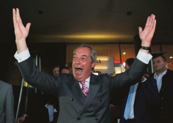 Britannian oikeistopopulistisen ja kansallismielisen Ukip-puoleen entinen puheen-johtaja Nigel Farage toimi tyypillisen populistin tapaan.