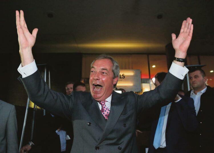 Britannian oikeistopopulistisen ja kansallismielisen Ukip-puoleen entinen puheen-johtaja Nigel Farage toimi tyypillisen populistin tapaan.