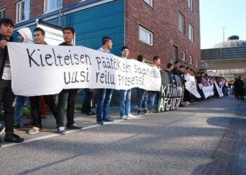Afganistanilaiset turvapaikanhakijat haluavat reilun turvapaikan käsittelyjärjestelmän. Afganistanilaiset osallistuivat torstaina Vapaa Liikkuvuus -verkoston mielenosoitukseen Helsingissä Maahanmuuttoviraston edessä.