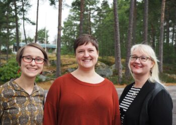 Vasemmistonaisten valtakunnallisen verkoston puhenaisena jatkaa Saila Ruuth (keskellä) Helsingistä. Viikonloppuna koolla ollut valtakunnallinen kokous valitsi varapuhenaisiksi Anni Järvisen Joensuusta ja Sannamari Salan Oulusta.