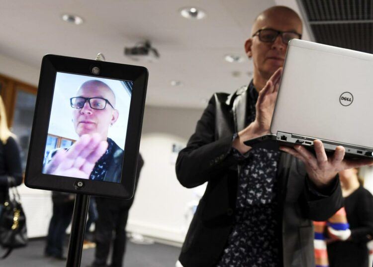 VTT:n Teknologiabarometrin mukaan panostuksia tutkimukseen ja tuotekehitykseen on leikattu Suomessa rajusti. Digiloikka palvelurobotiikan tulevaisuuteen - huomaamaton teknologia ikäihmisten apuna mediatilaisuudessa tammikuun alussa esiteltiin muun muassa etäyhteysrobottia.
