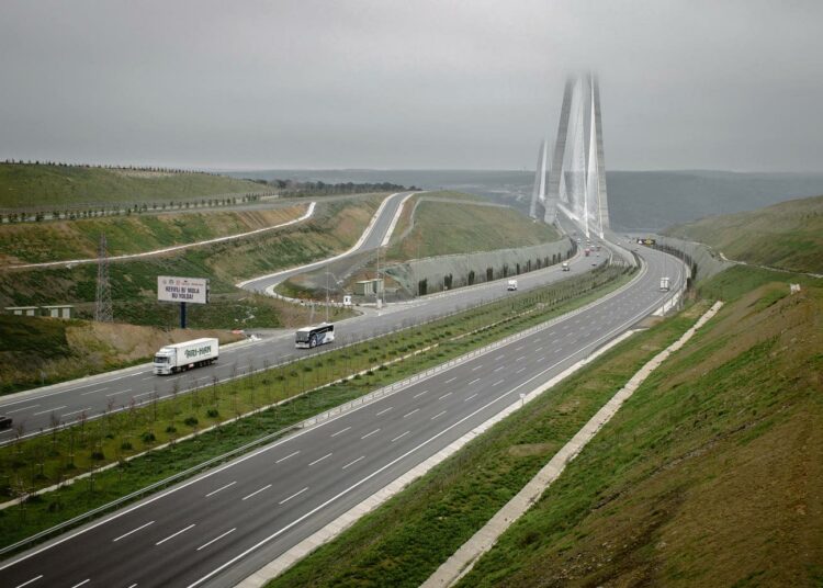 Viime vuonna avattu Yavuz Sultan Selimin silta on kolmas Bosporinsalmen ylittävä silta. Viranomaisten mukaan se ohjaa liikennettä pois Istanbulin keskustasta, mutta ympäristönsuojelijat pelkäävät sen olevan alkuna uudelle kaupunkirakentamiselle.