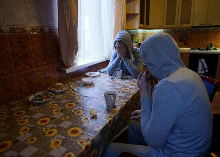 Tšetšeniasta paenneita homomiehiä asunnossaan Moskovassa.