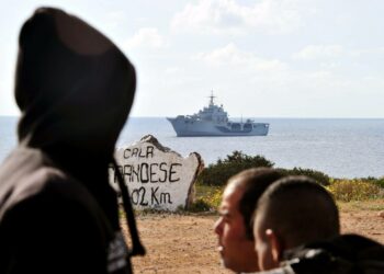 Italian poliisi paljasti siirtolaisia salakuljettaneen joukon. EU-johtajat arvioivat torstaina muuttovirran pysäyttämiseksi keskisen Välimeren reitillä toteutettuja toimia.