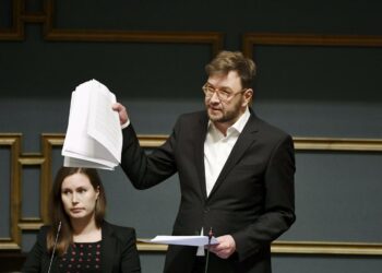 Timo Harakka syyttää hallituksen yrittävän uudelleen veronkiertäjien armahtamista.