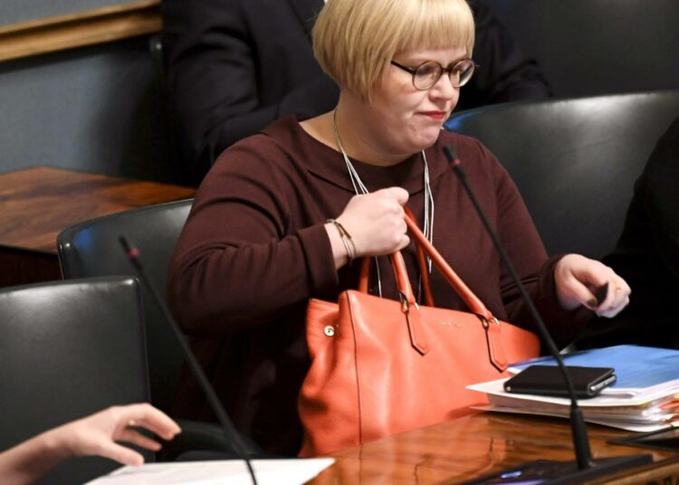 Eduskunnan kyselytunnilla tivattiin perhe- ja peruspalveluministeri Annika Saarikolta (kesk.) toimia lastensuojelun ahdingon helpottamiseksi.