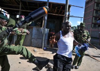 Turvallisuusjoukot terrorisoivat opposition kannattajiksi epäiltyjä Kenian pääkaupungin Nairobin köyhillä asuinalueilla presidentti Uhuru Kenyattan virkaanastujaispäivänä marraskuun lopulla.