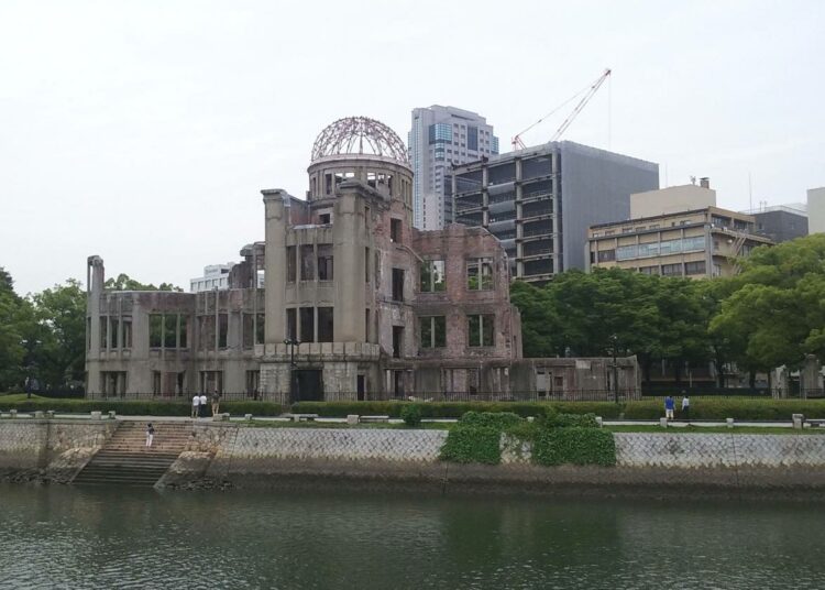 Yhdysvalloilla ja Venäjällä on laukaisuvalmiudessa noin 3 000 ydinasetta. Jokainen niistä on tuhoteholtaan suurempi kuin Hiroshimaan pudotettu ydinpommi. Kuvassa Hiroshiman rauhanmuistomerkki.