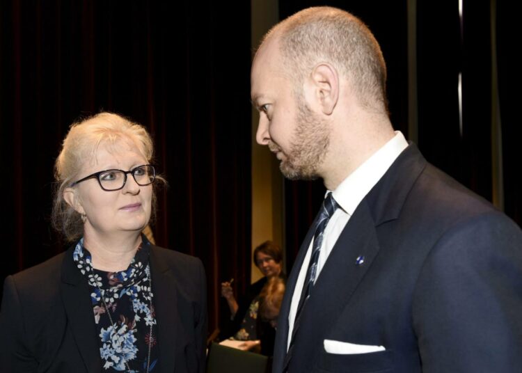 Selvityshenkilö Jaana Paanetoja luovutti keskiviikkona ministeri Sampo Terholle  omat ehdotuksensa elokuva- ja teatterialan seksuaalisen häirinnän ja muun epäasiallisen kohtelun kitkemiseksi.
