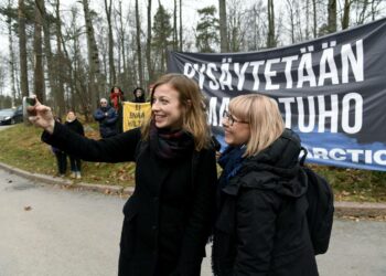 Vasemmistoliiton Li Andersson ja Aino-Kaisa Pekonen osallistuivat pääministerin koolle kutsumaan keskusteluun ilmastonmuutoksesta. Kesärannassa poliitikkoja vastassa oli kansalaisjärjestöjen mielenilmaus.