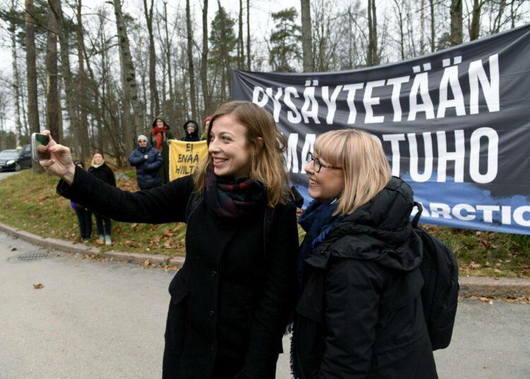 Vasemmistoliiton Li Andersson ja Aino-Kaisa Pekonen osallistuivat pääministerin koolle kutsumaan keskusteluun ilmastonmuutoksesta. Kesärannassa poliitikkoja vastassa oli kansalaisjärjestöjen mielenilmaus.