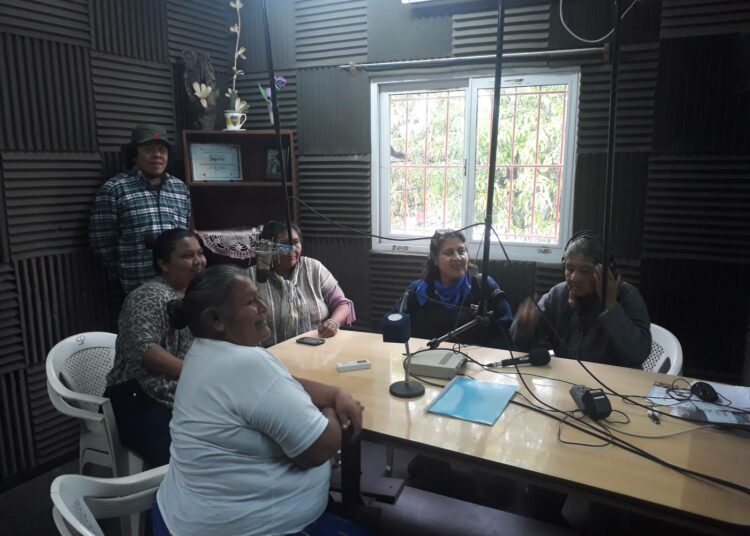 Pohjois-Argentiinan Tartagalissa toimivan La Voz Indígena -radioaseman studiosta lähetetään päivittäin ohjelmaa alueen eri alkuperäiskansoille.
