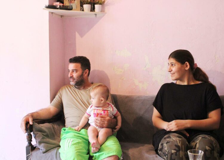 Aviopari Yosif Kleib (vas.) ja Tagrid Hijab haaveilevat jonakin päivänä muuttavansa pois Libanonista. Kleibin sylissä istuu perheen nuorimmainen, Roza.