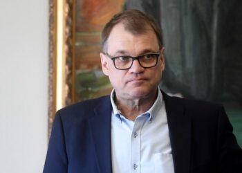 Keskustan puheenjohtaja Juha Sipilä vei hallitustunnustelija Antti Rinteelle odotetun viestin.