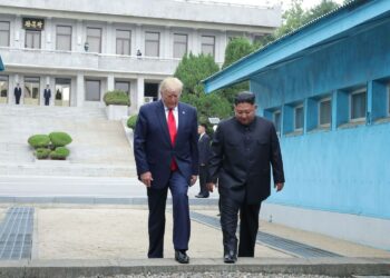 Donald Trump ja Kim Jong-un astumassa Etelä-Korean puolelle sunnuntaina sen jälkeen kun Trump oli ensimmäisenä Yhdysvaltain presidenttinä asettanut jalkansa Pohjois-Korean maaperälle demilitarisoidulla vyöhykkeellä Panmunjomissa.