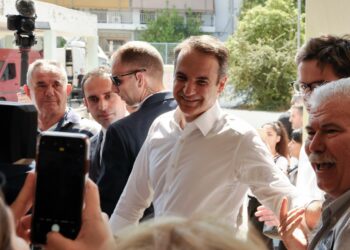 Kyriakos Mitsotakis tulossa äänestyspaikalle sunnuntaina.