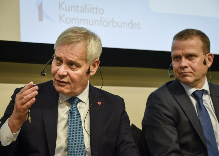 Antti Rinteen mukaan hoitajamitoitusta ei saadakaan loppuun asti tällä vaalikaudella. Petteri Orpon mukaan Rinteen ilmoitus oli pohjanoteeraus.