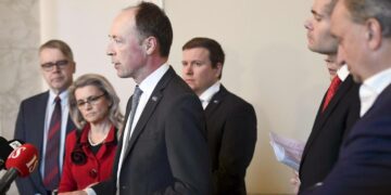 Puheenjohtaja Jussi Halla-aho sai kaikki oppositiopuolueet eduskunnassa tukemaan perussuomalaisten junailemaa, puolueen maahanmuuttovastaista linjaa kirkastavaa al-Hol-välikysymystä. Vasemmalla kristillisdemokraattien Peter Östman ja Päivi Räsänen sekä perussuomalaisten Ville Tavio. Oikealla kokoomuksen Kai Mykkänen ja Liike Nytin Harry Harkimo.