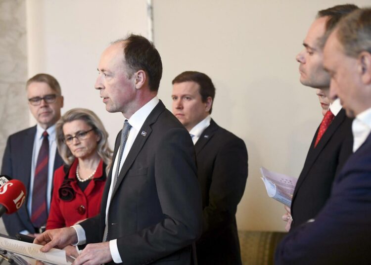 Puheenjohtaja Jussi Halla-aho sai kaikki oppositiopuolueet eduskunnassa tukemaan perussuomalaisten junailemaa, puolueen maahanmuuttovastaista linjaa kirkastavaa al-Hol-välikysymystä. Vasemmalla kristillisdemokraattien Peter Östman ja Päivi Räsänen sekä perussuomalaisten Ville Tavio. Oikealla kokoomuksen Kai Mykkänen ja Liike Nytin Harry Harkimo.