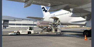 Huoltovarmuuskeskuksen tilaama kovan onnen maskilasti Helsinki-Vantaan lentokentällä 7. huhtikuuta.