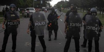 Detroitilaispoliiseja vartioimassa rauhanomaista mielenosoitusta.