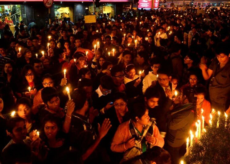 Naisiin kohdistuva väkivalta on kauan ollut Intian häpeätahra, joka nyt pandemiaoloissa on äitynyt entistäkin pahemmaksi. Siksi monet kansalaisjärjestöt keskittyvät erityisesti perheväkivallan torjumiseen. Kuva raiskausepidemiaa vastustavasta mielenosoituksesta New Delhissä vuonna 2012.